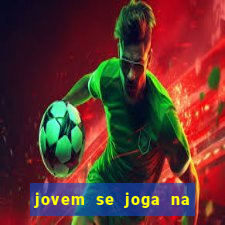 jovem se joga na linha do trem 2024